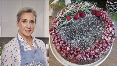 Beatos aguonų pyrago ingredientų kompozicija ant virtuvės stalo