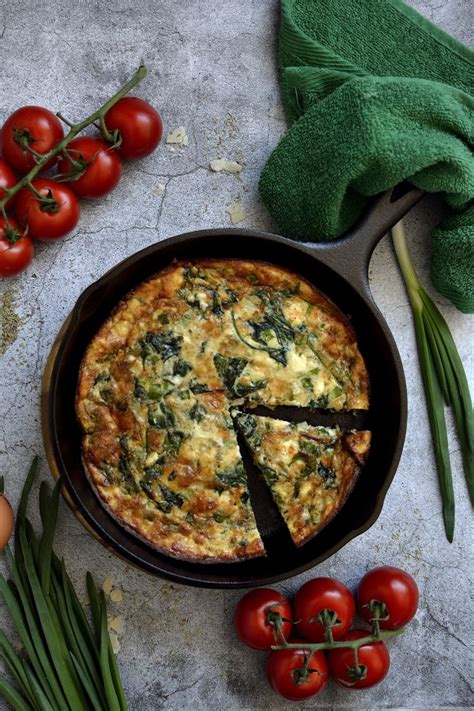 Sotus itališkas omletas su šviežiais špinatais keptuvėje