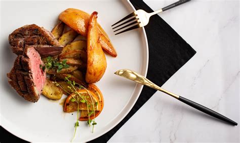 Anties krūtinėlė Magret de Canard patiekiama lėkštėje