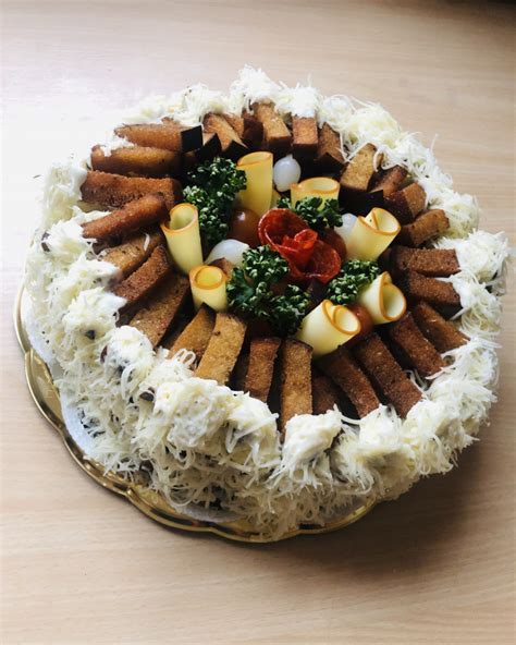 Sūrus keptos duonos tortas su užtepėle