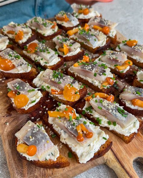 Sumuštiniai su silke ir kepta duona ant lėkštės