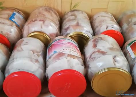 konservuoti kukurūzų grūdeliai stiklainiuose