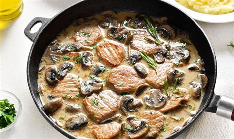 Ingredientai kiaulienos kotletams su pievagrybiais