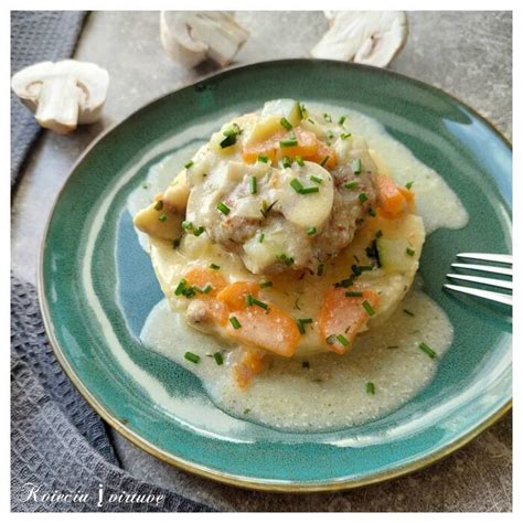 Troškinti kiaulienos kotletai su pievagrybiais ir daržovėmis