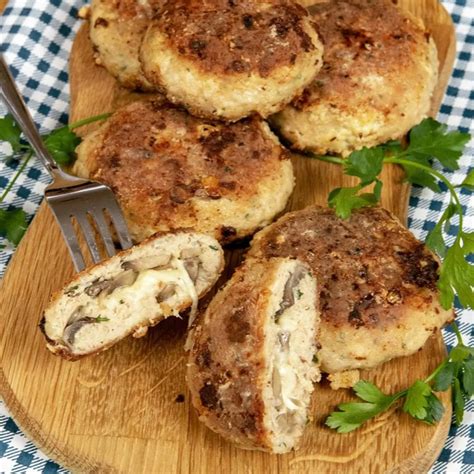 Kepti kiaulienos kotletai su pievagrybiais