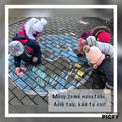 Vaikai ruošia picą