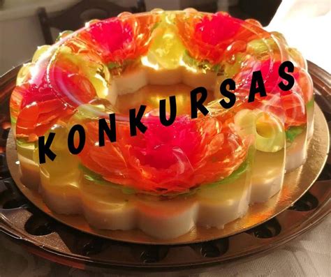 nuotrauka su draugais, gaminančiais tortą