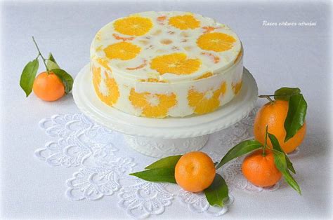 sveikas tortas su vaisiais ir jogurtu