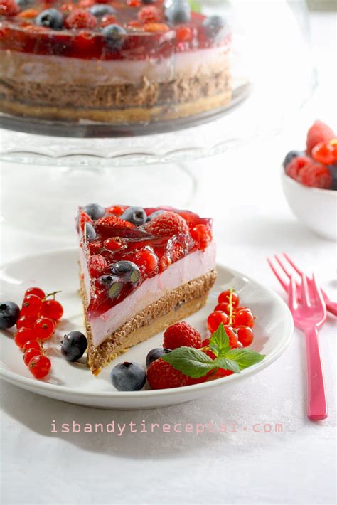 tortas papuoštas šviežiomis uogomis ir šokoladu