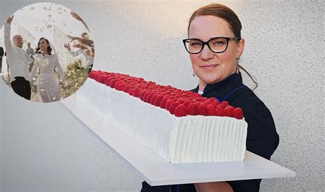 Konditerė puošia tortą su preciziškumu