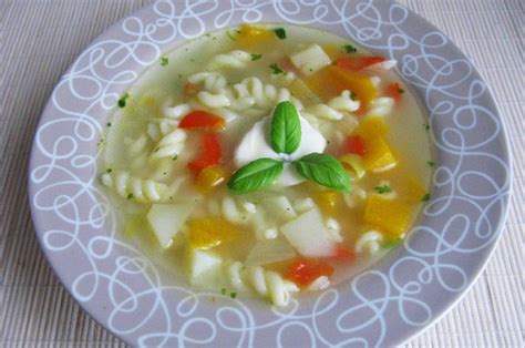 Šilta daržovių makaronų sriuba lėkštėje