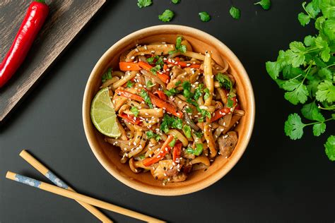 Udon makaronai sultinyje su garnyru
