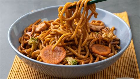 Japoniškas Yakisoba patiekalas