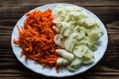 Švieži troškinių ingredientai: morkos, svogūnai, paprikos