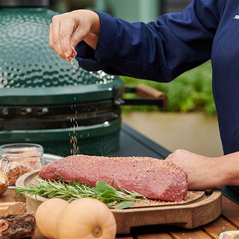 Jautienos kepsnys kepantis Big Green Egg kepsninėje