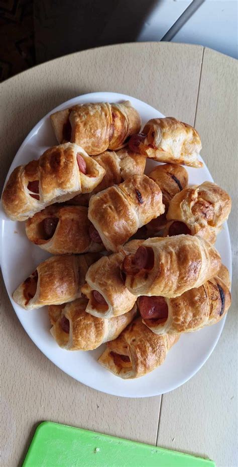 Sluoksniuotos tešlos dešrelės lėkštėje su padažais