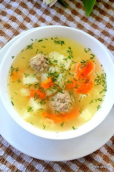 Tradicinė frikadelių sriuba su kopūstais dubenėlyje