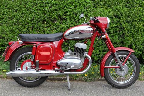 Raudonas motociklas 