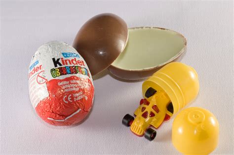 Kinder Surprise šokoladinio kiaušinio pavyzdys su žaisliuku