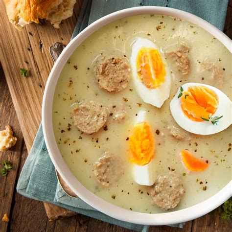 Tradicinis lenkiškas žurek patiekiamas su kiaušiniu