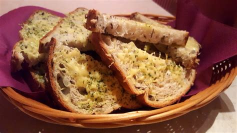 Įvairūs garnyrai prie sriubos: skrebučiai, žolelės, grietinė