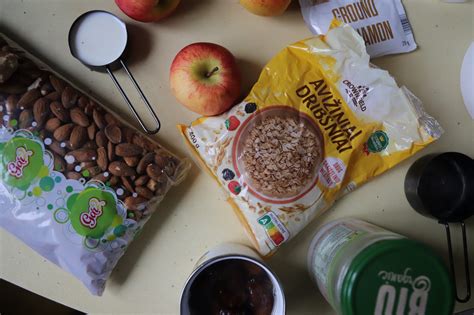 Veganiško obuolių pyrago ingredientai: avižiniai dribsniai, migdolų miltai, obuoliai