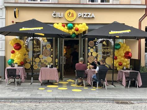 Čili Pizza restorano interjeras dienos metu