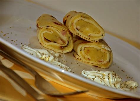 Lietinių blynų su bulvių koše patiekimas