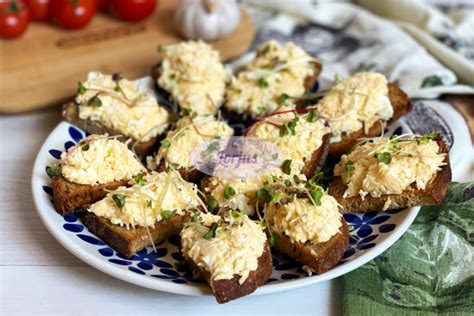 Kepta duona su kiaušinių ir sūrio užtepėle