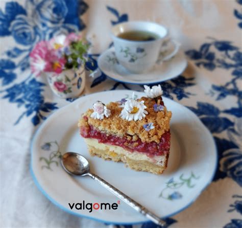 stiklinė varškės įdaro su uogiene kepimo formoje