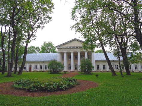 Pakruojo dvaro rūmų vaizdas iš toli su parku ir tvenkiniu
