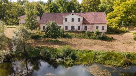 Karčemos „Traktierius“ eksterjeras su dvaro pastatais fone