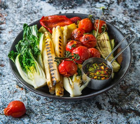 Vegetariškas grilis: daržovių šašlykas su sūriu