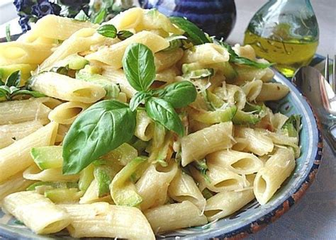 lėkštė su aromatingais makaronais, keptomis cukinijomis ir fetos sūriu