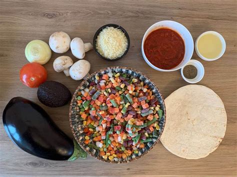 ingredientai makaronams su daržovėmis ruošti ant stalo