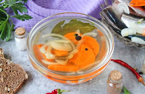 Šviežiai paruoštas žuvies marinatas su žolelėmis