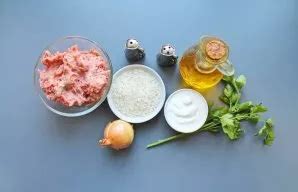 Įvairūs kugelio ingredientai: bulvės, mėsa, svogūnai ir prieskoniai