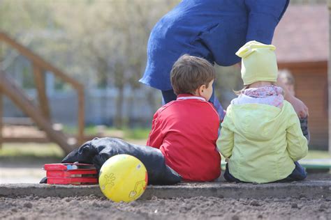 vaikai valgo picą darželyje