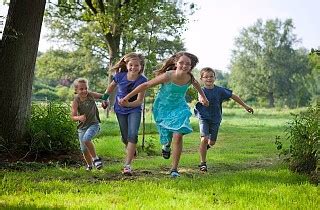 vaikai darželyje žaidžia lauke