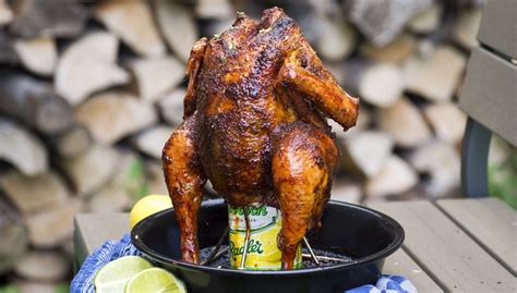 Big Green Egg kepsninė su kepama višta ant alaus skardinės