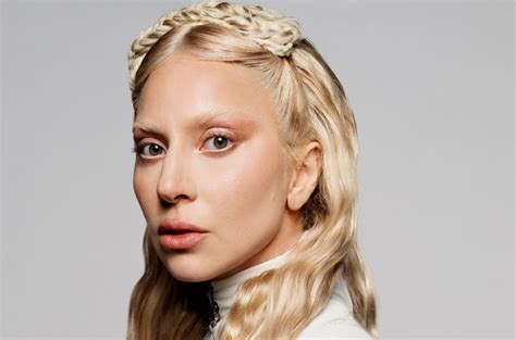 Lady Gaga mėsos suknelėje