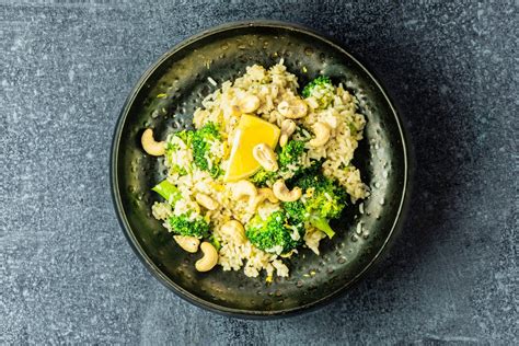 Basmati ryžiai su brokoliais, kukurūzais ir aitriąja paprika