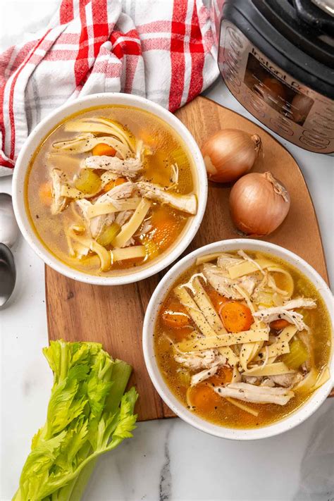 vištienos sriubos ingredientai ant medinės lentos