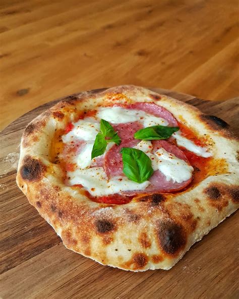 Autentiška Neapolio pica su šviežiais ingredientais