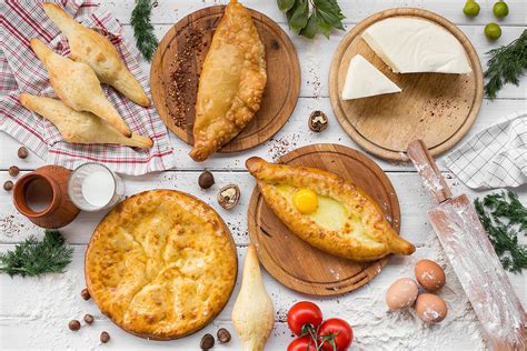 Gruzijos tradicinė virtuvė su patiekalais ir vynu