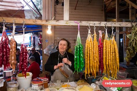 Įvairių spalvų čurčchela kabančios turguje