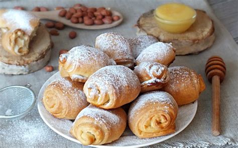 Pachlavos gabalėliai su medumi ir riešutais