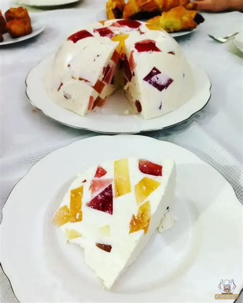 Paprastas jogurtinis tortas su spalvotos želės kubeliais