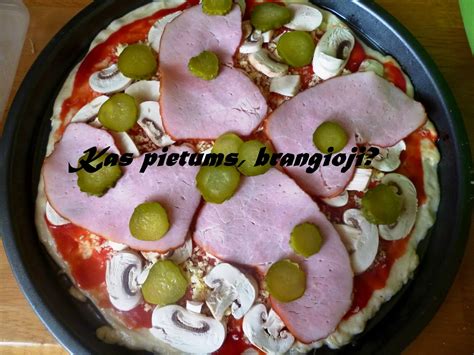 Paruošta pica su kumpiu ir grybais