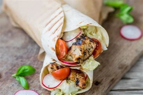 Vištienos kebabai ant pagaliukų kepimo skardoje